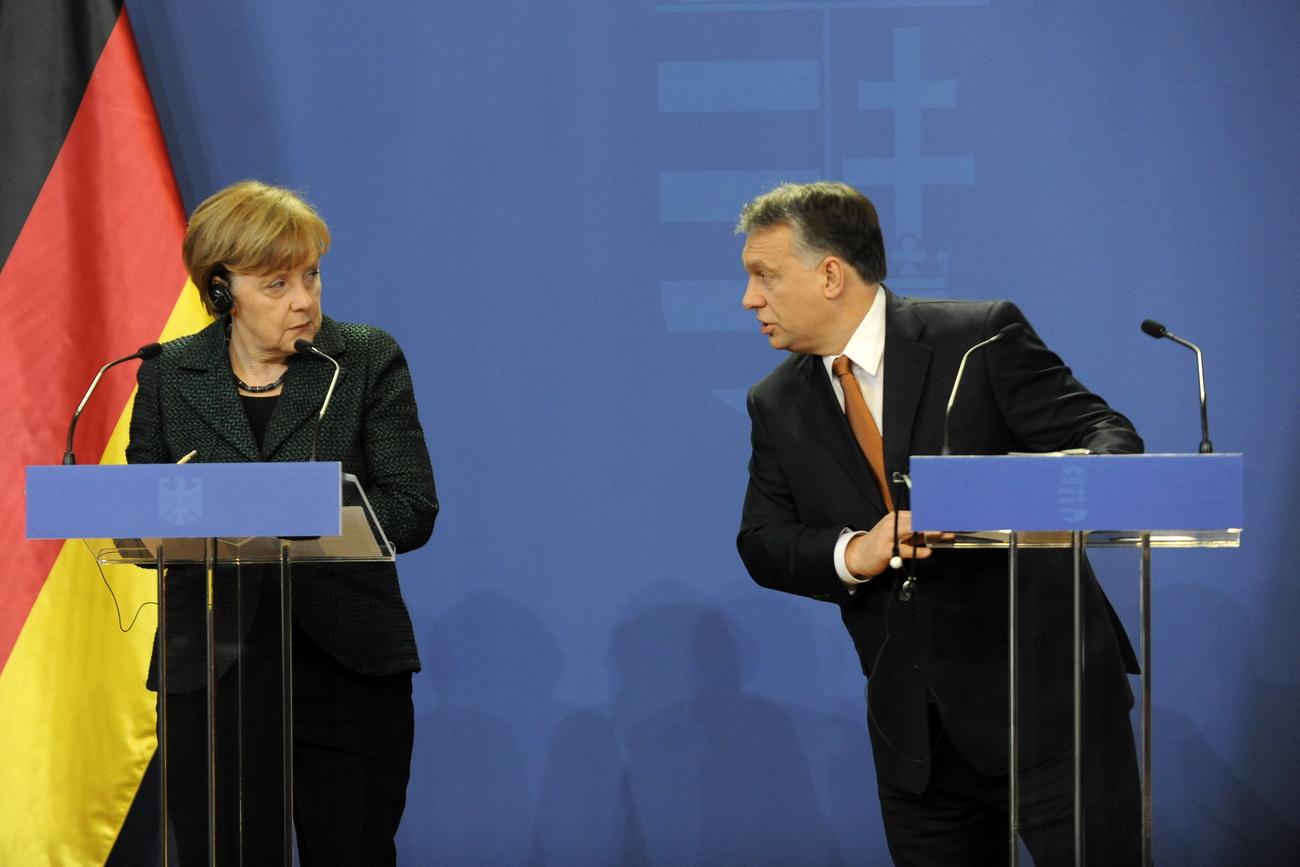 Merkelt a budapesti látogsatáson láthatóan megdöbbentette az újra elhangzó orbáni szólam az „illiberális” demokráciáról