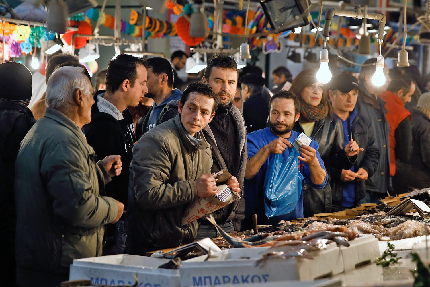 Az athéni halpiacon. Sokan inkább otthon őrzik készpénzben a megtakarításaikat