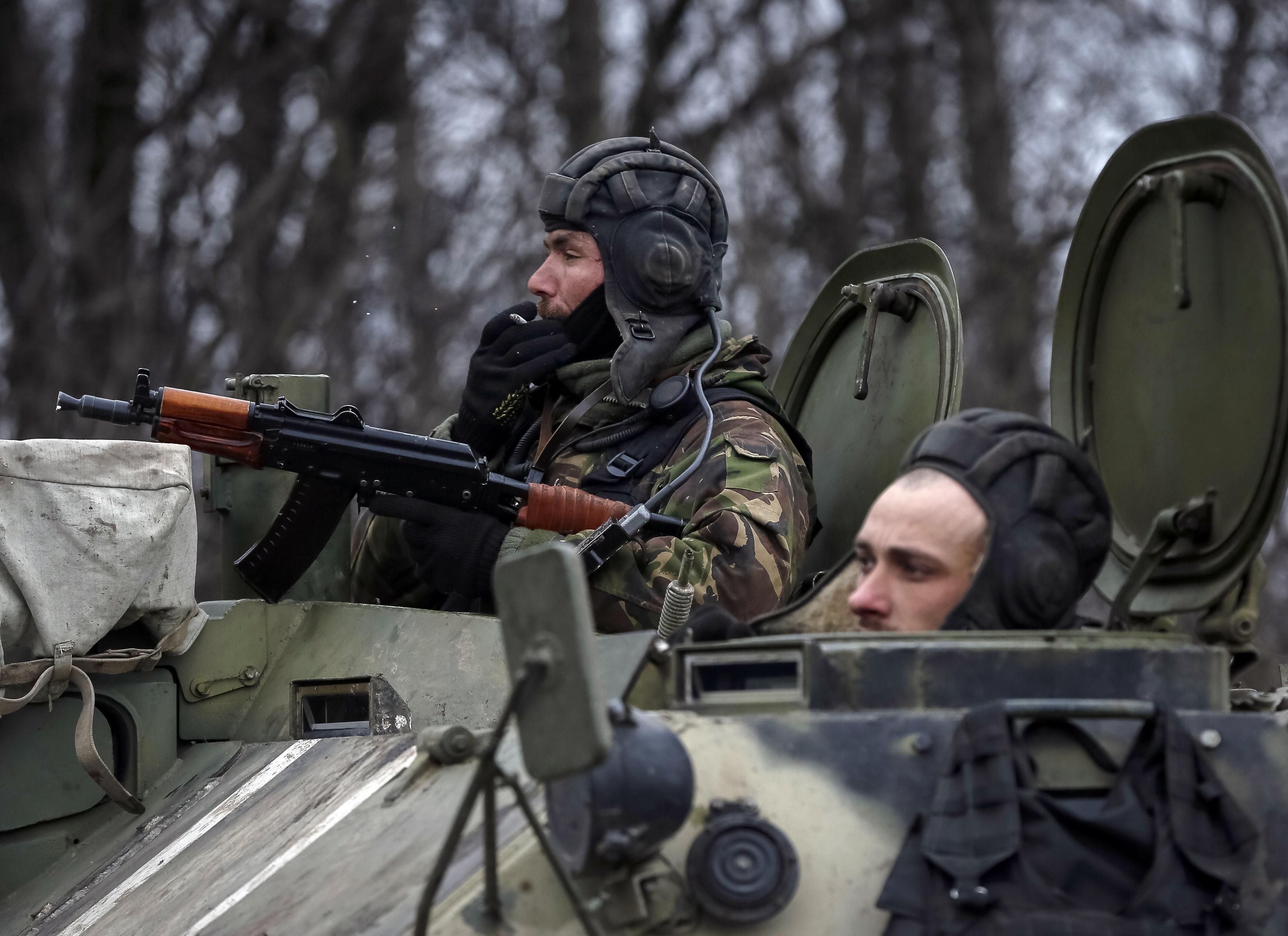 Ukrán katonák vonulnak vissza Debalcevéből