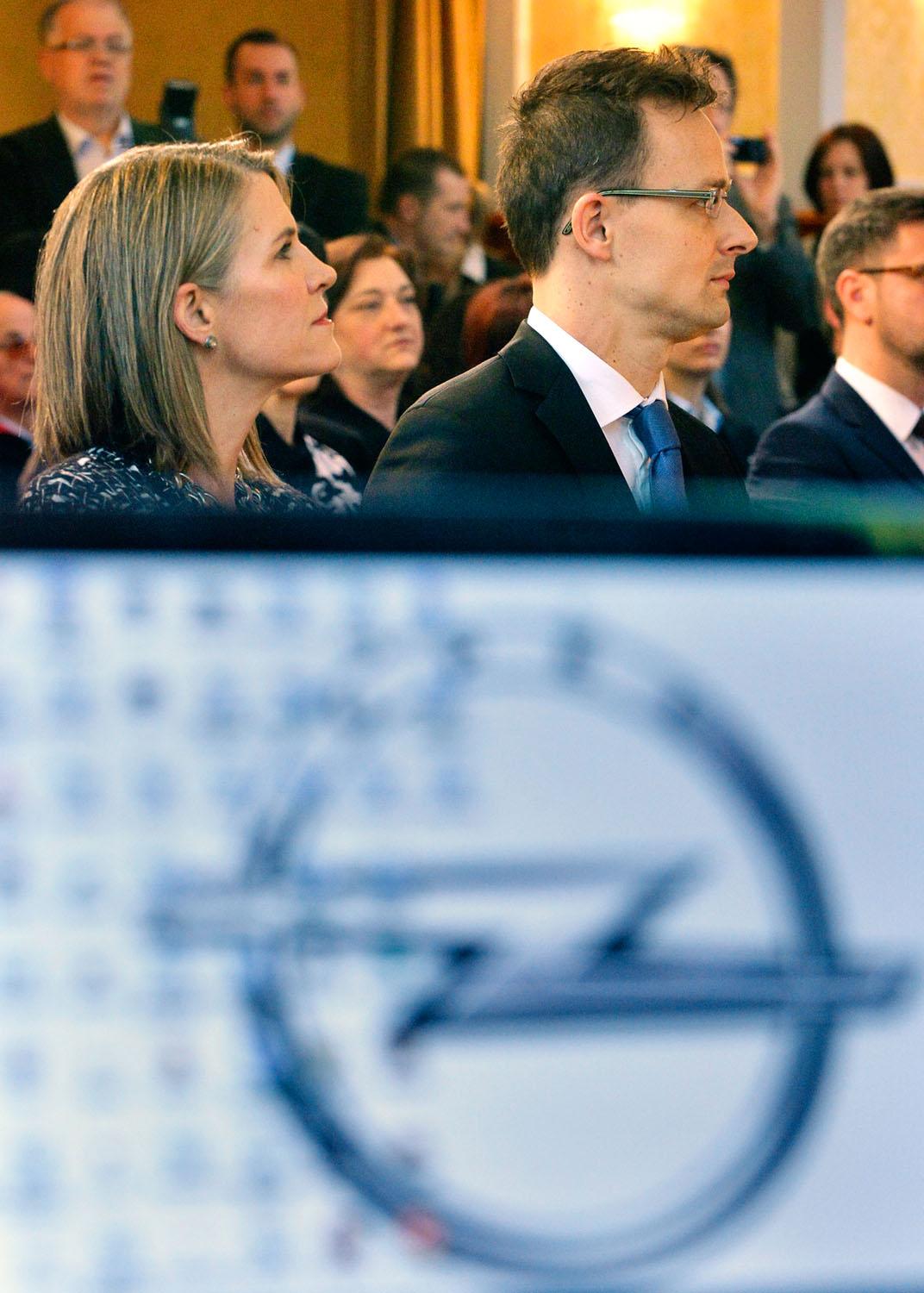 Colleen Bell amerikai nagykövet és Szijjártó Péter külgazdasági és külügyminiszter az Opel-beruházás bejelentésén