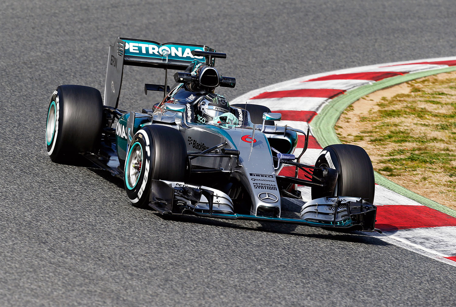 A tesztek arról árulkodnak, Rosberg (képünkön) és a szintén a Mercedes csapatban szereplő Hamilton az idén is másik ligában hajt 