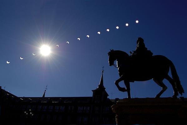 Gyűrűs napfogyatkozás 2005. november 3.-án Spanyolországból (a multiexpozíciós felvétel a 2005-ös Sajtófotó pályázat tudomány és természet kategóriájának nyertese)