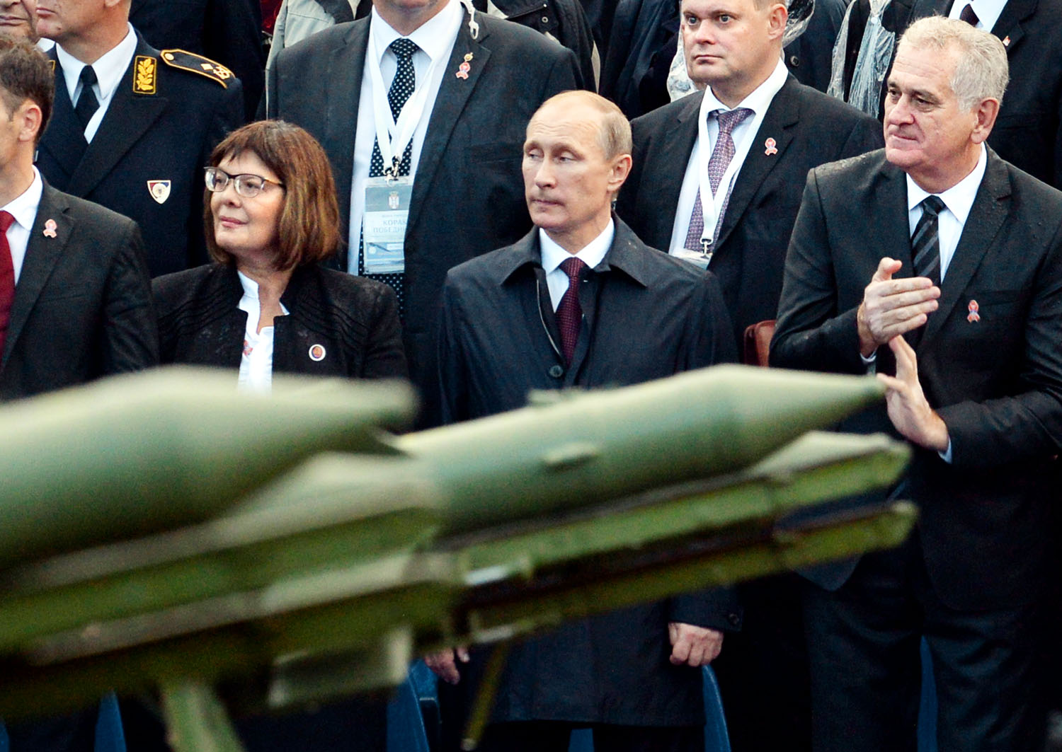 Putyin orosz és Nikolics szerb elnök (jobbra) egy belgrádi katonai parádén