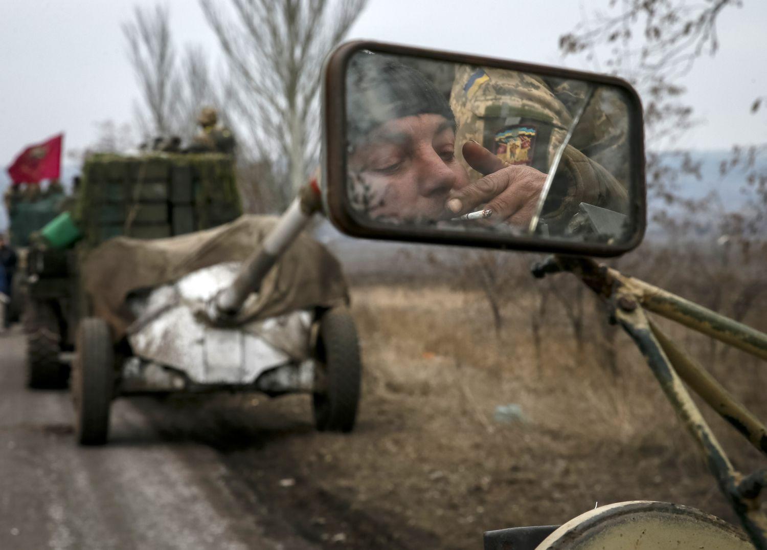 Ukrán katonák kivonulóban Debalcevéből