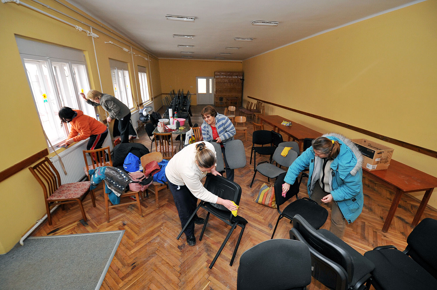 Az egyházasharaszti kultúrházban nőnapra takaríttatnak a közmunkás asszonyokkal, ők még dolgozhatnak a programban