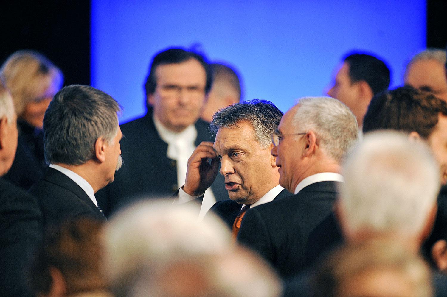 Orbán Kövérrel és Balog Lászlóval, az Emberi Erőforrások Minisztériumának a vezetőjével pénteken a Várkert Bazárban. Mindenki katona