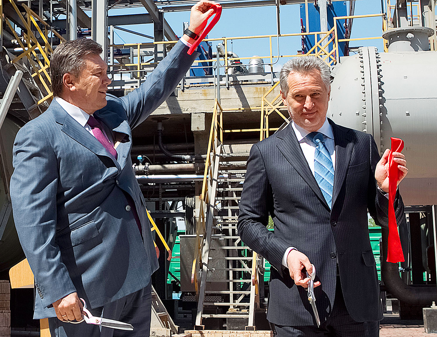 Viktor Janukovics volt ukrán elnök és Dmitro Firtas egy krími kénsavgyár átadásán még 2012-ben