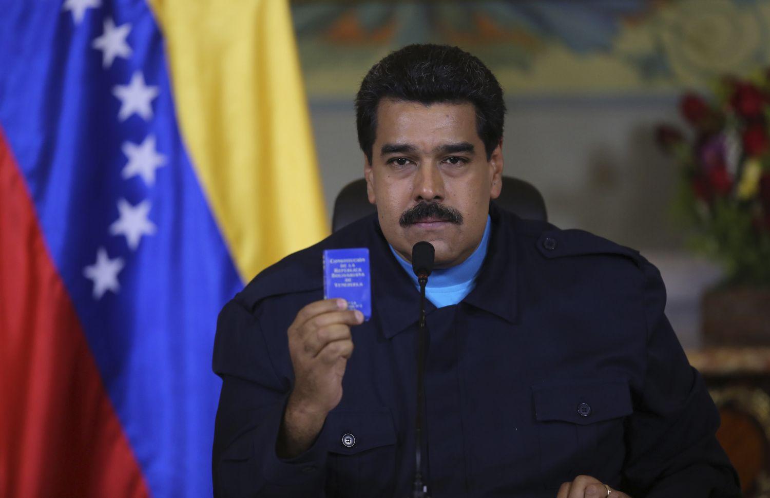 Maduro a beszéde alatt a venezuelai alkotmánnyal