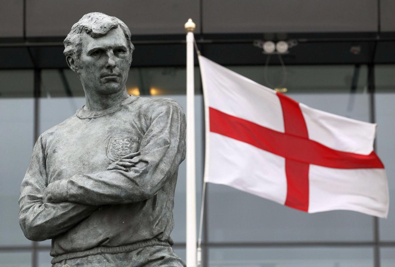 Sir Bobby Moore szobra a Wembleynél