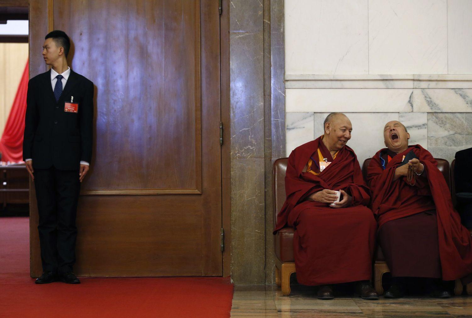 Tibeti küldöttek szerdán Pekingben a népi gyűlésen. Maguknak akarják a végső szót
