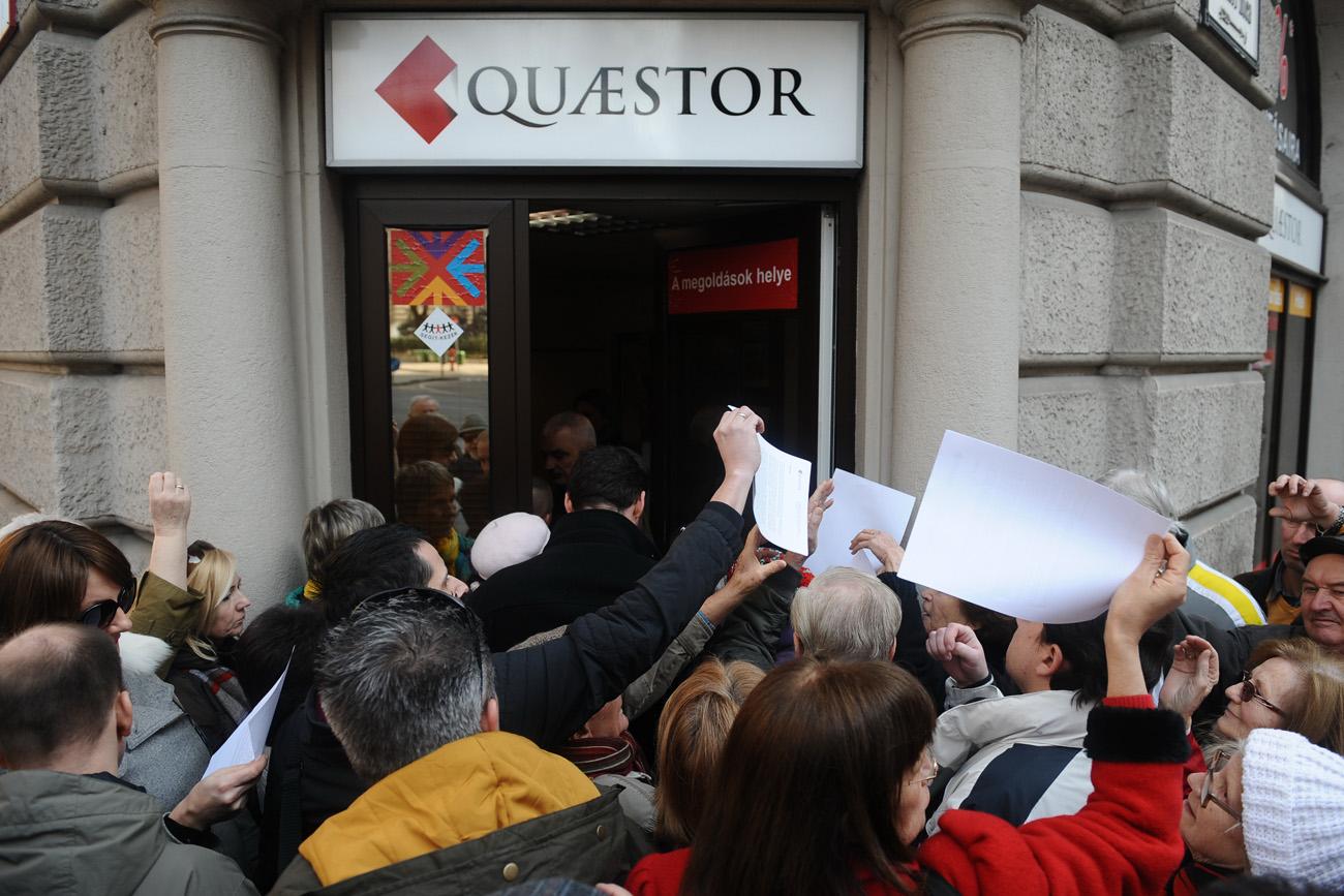 A csődjelentés után hosszú sorokban kezdtek el kígyózni az emberek a Quaestor irodái előtt
