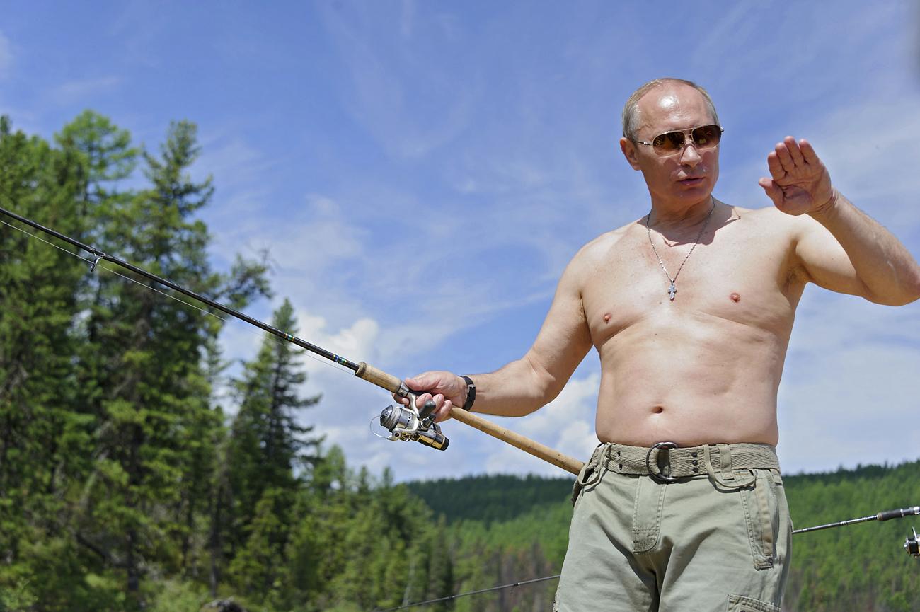 Putyin szereti horgászat közben süttetni a hasát