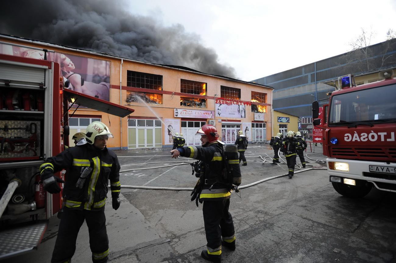 Az épület életveszélyessé vált, a tűzoltók sem mehettek be