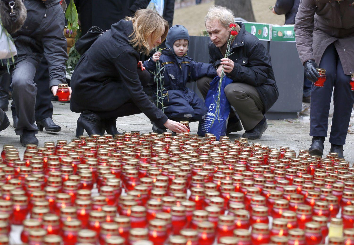 Mécsesekkel is sokan emlékeztek Nyemcovra Moszkvában