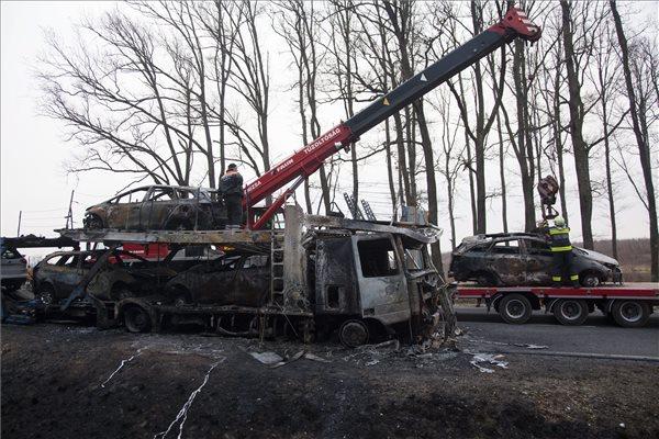 A tűz egy lengyel kamionon ütött ki, amely nyolc új személyautót szállított. A járművek közül öt teljesen kiégett, a kamionsofőr és a tűzoltók három autót tudtak megmenteni.
