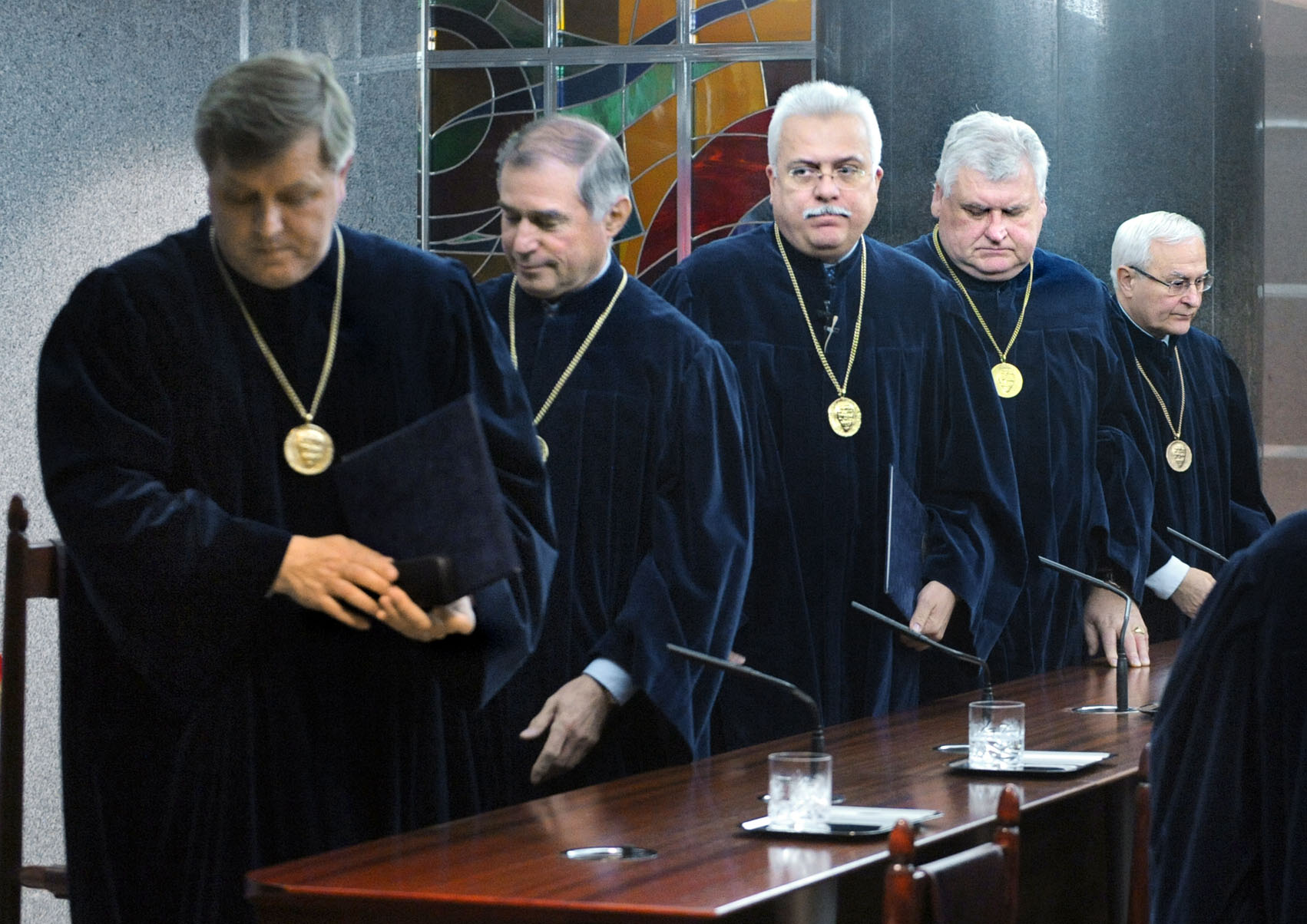 Paczolay Péter (középen) utódjáról a Fidesznek egyeztetnie kell az ellenzékkel is