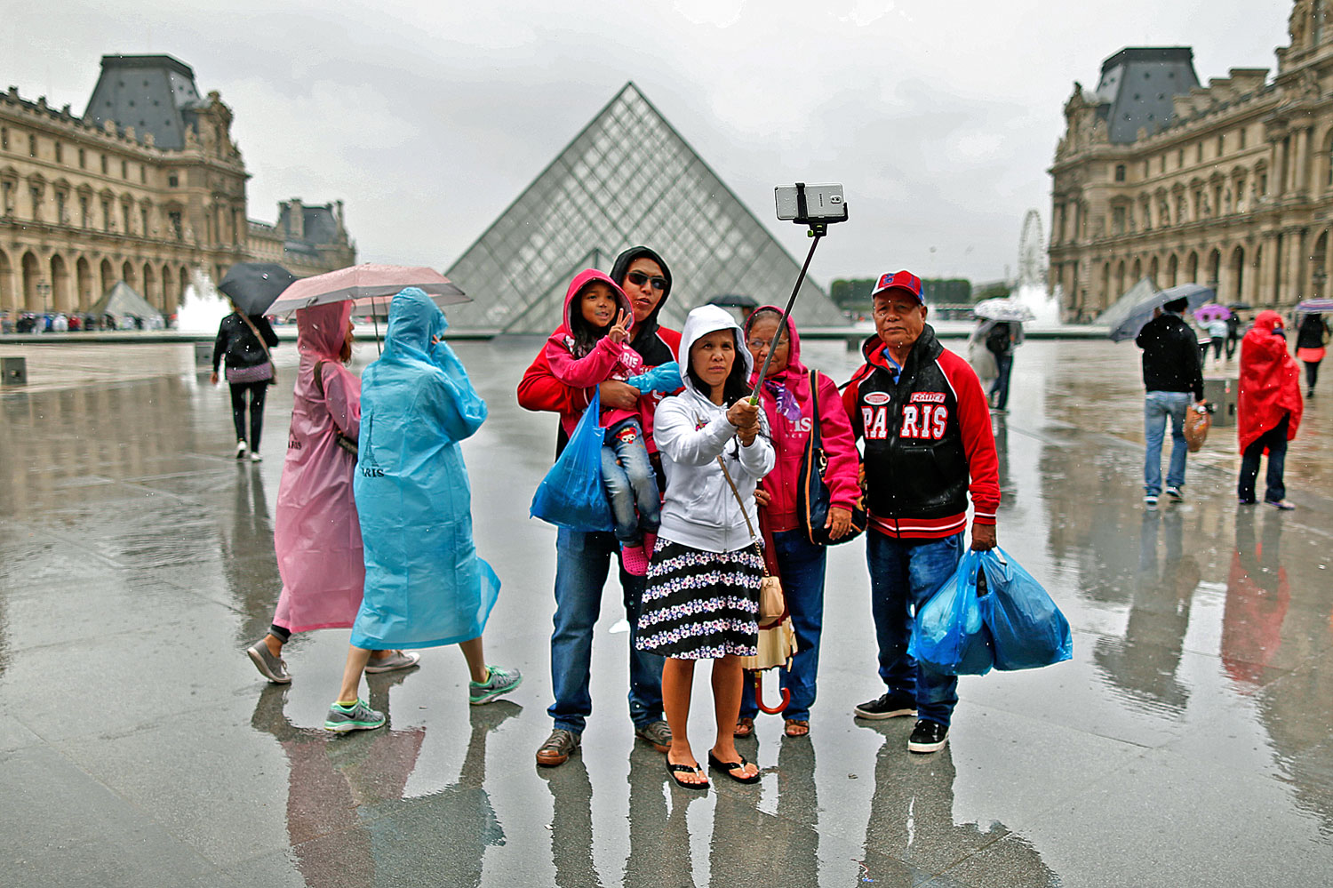 A Louvre sem sokáig engedi be a szelfibotos turistákat