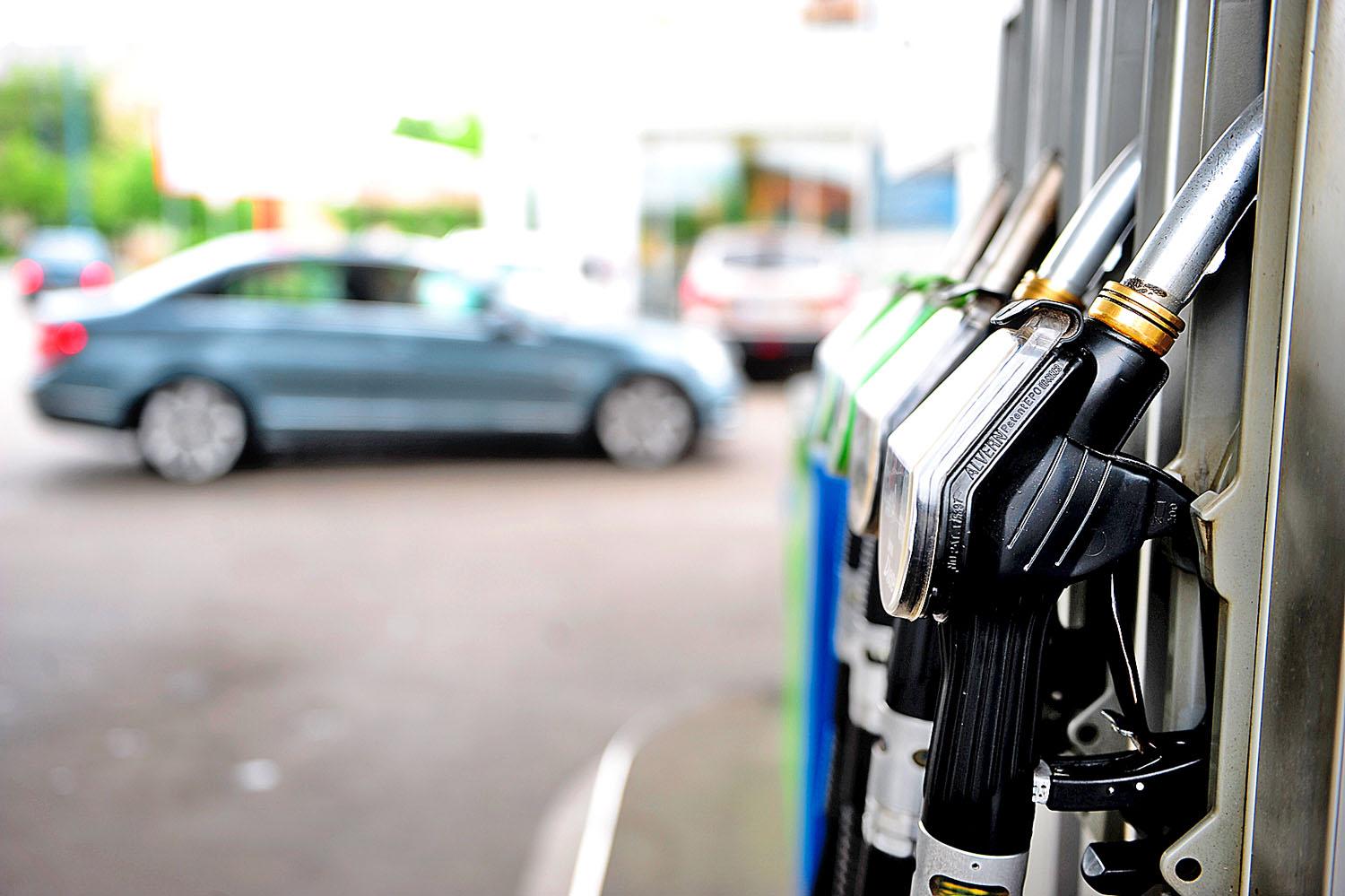 A gázolaj 20, a benzin 30 forinttal kerül többe, mint másfél hónapja