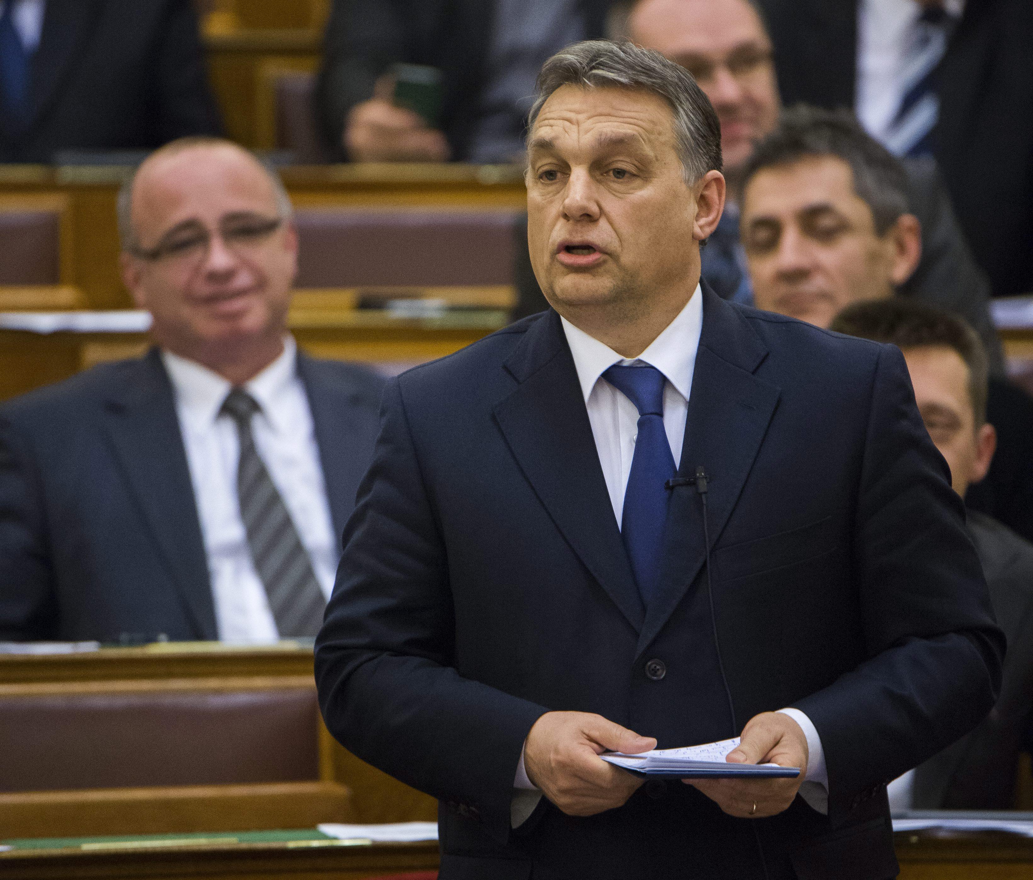 Orbán a parlamentből szólt vissza Simicskának