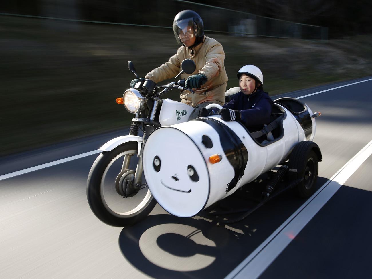 Sadao Kimbara és unokája, Rui egy olajhordóból készült oldalkocsis Honda  motoron Tokió külvárosában