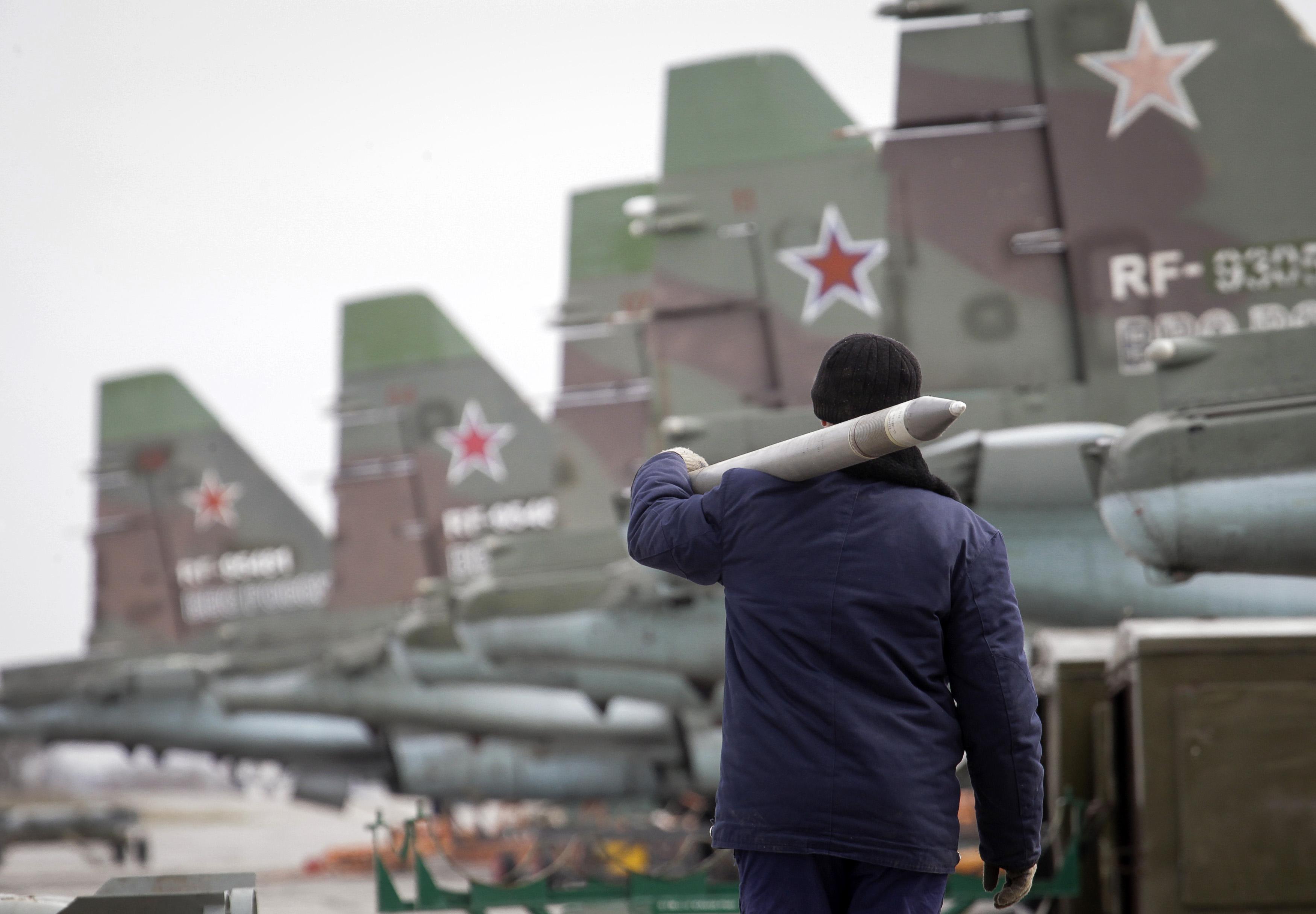 Levegő-föld rakétákkal szerelik fel az orosz légierő SZU-25-ös harci gépeit Sztavropolban, egy 