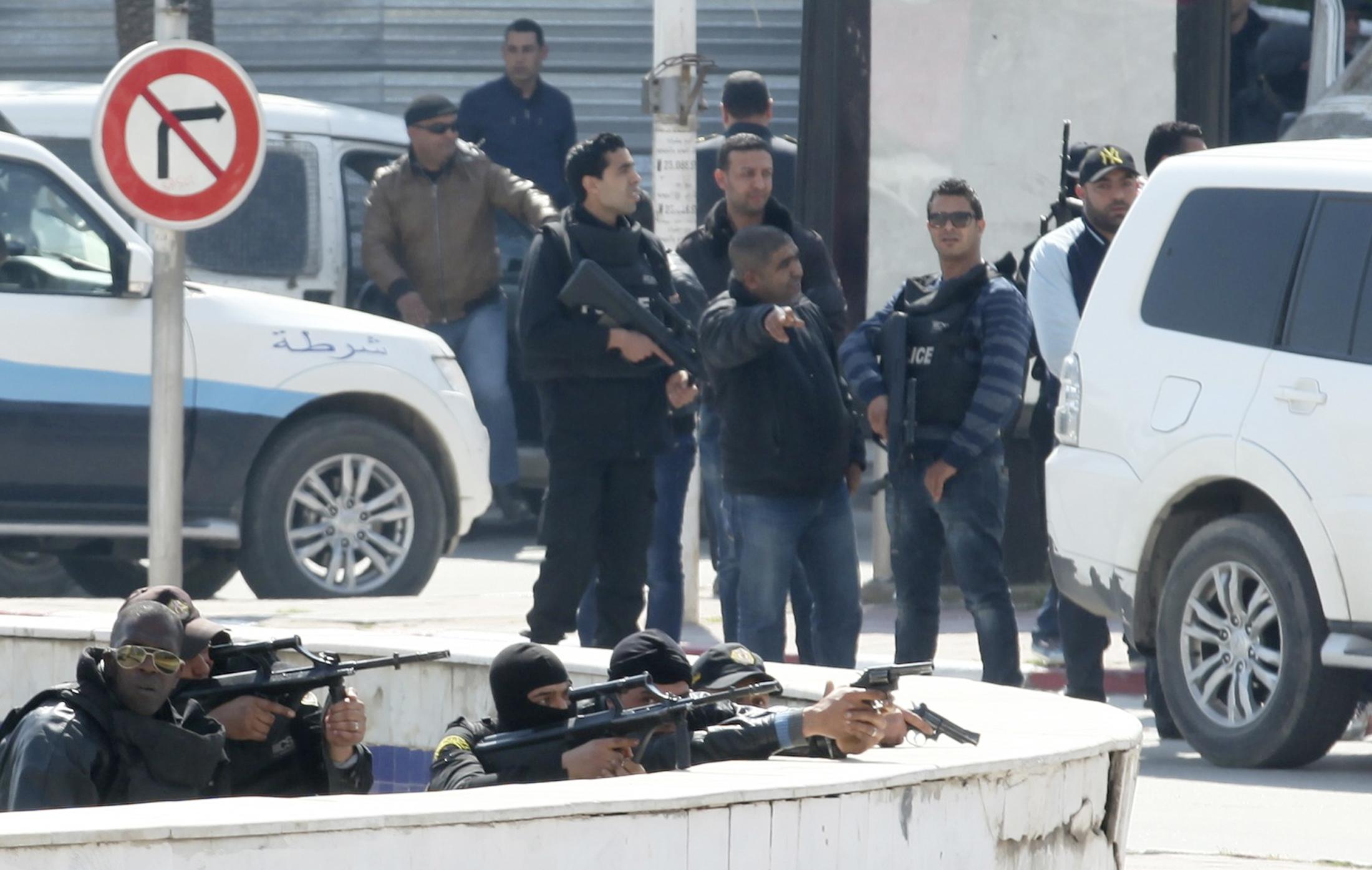 Rendőri készültség a tuniszi parlamentnél, a túszejtés helyszínének közelében