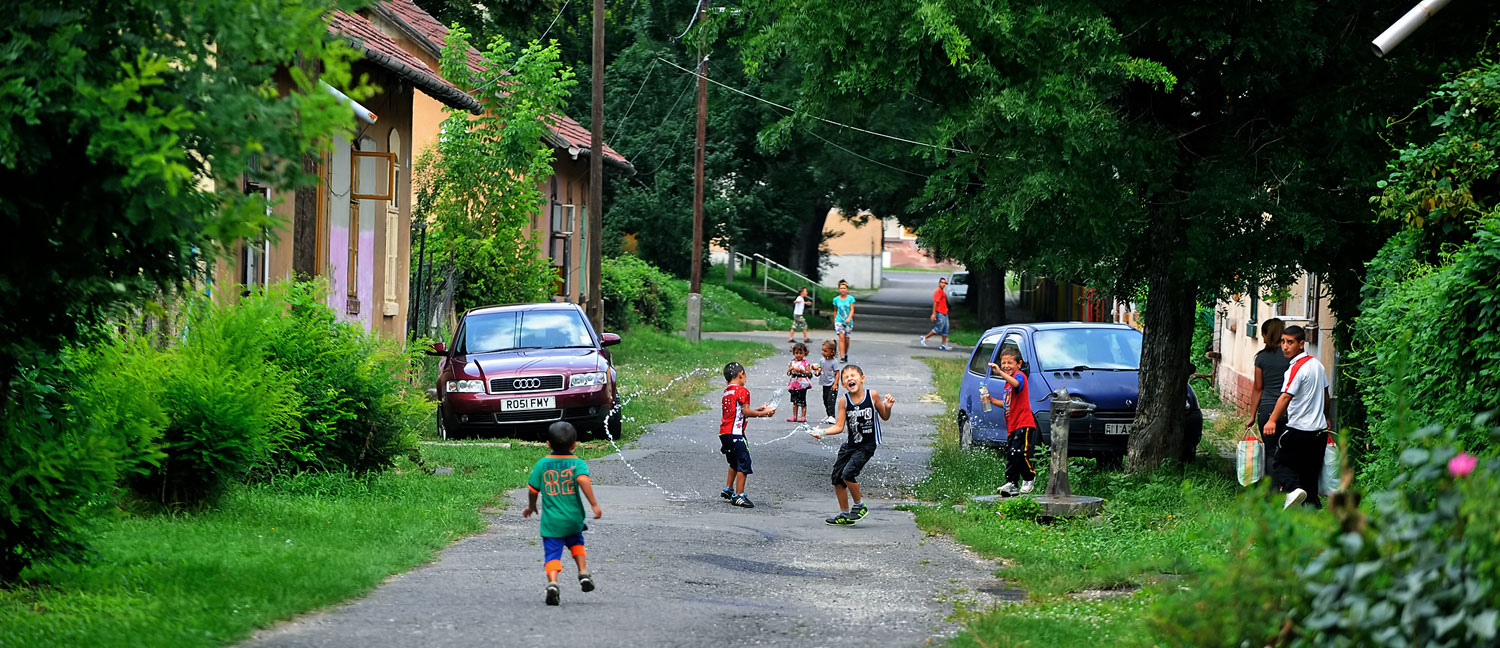 Életkép tavaly nyárról a számozott utcák egyikéből. Azóta 24 család kapta meg a felszólítást, hogy költözzön ki a szociális bérlakásából