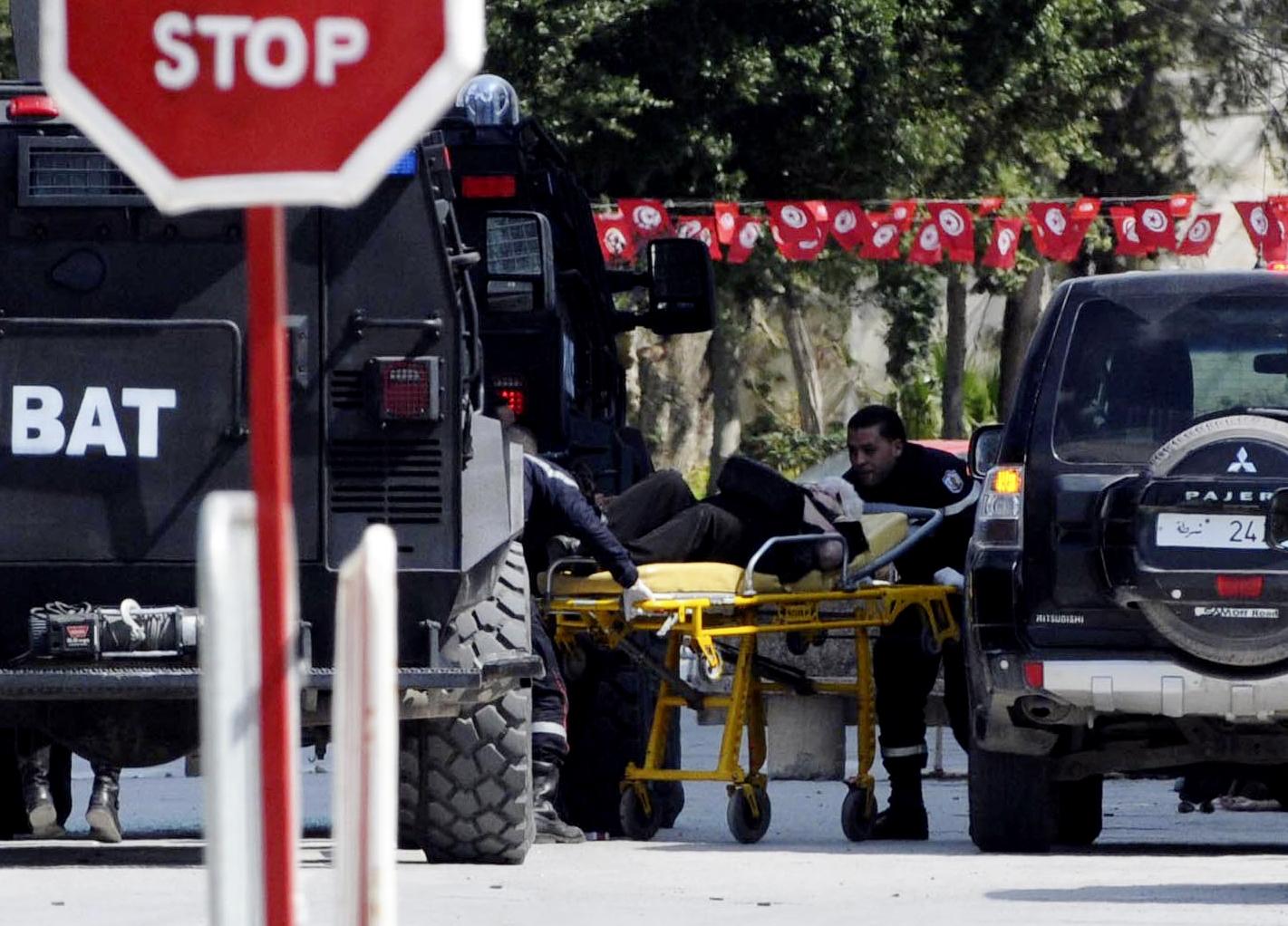 A tuniszi támadásban megsebesült turistát szállítanak kórházba