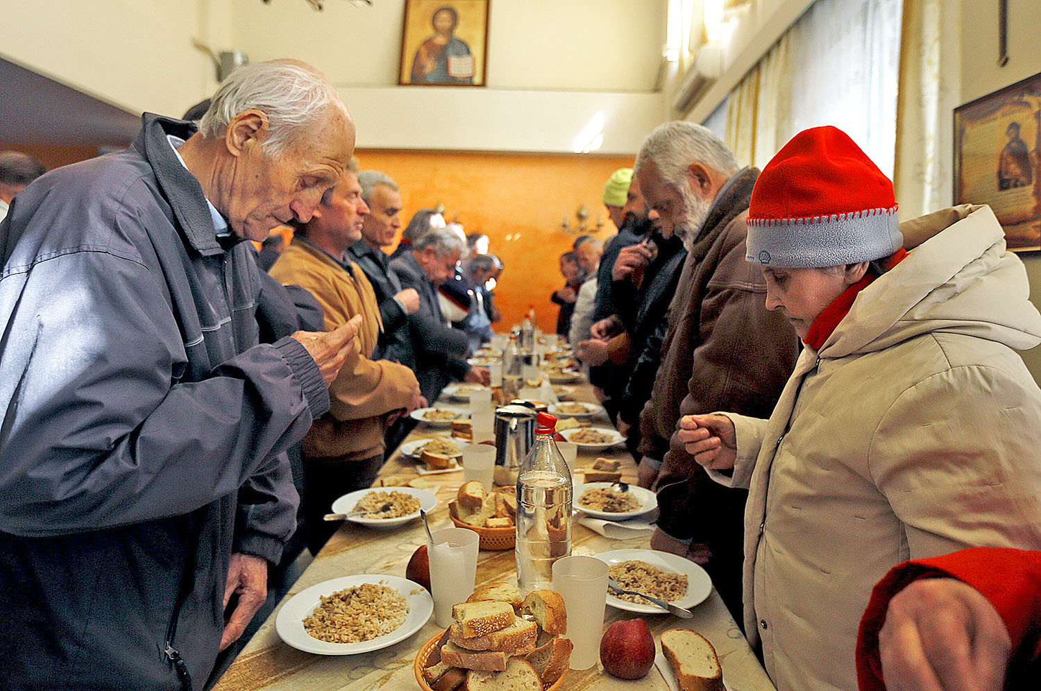 Ebéd előtti ima egy athéni ingyenkonyhán