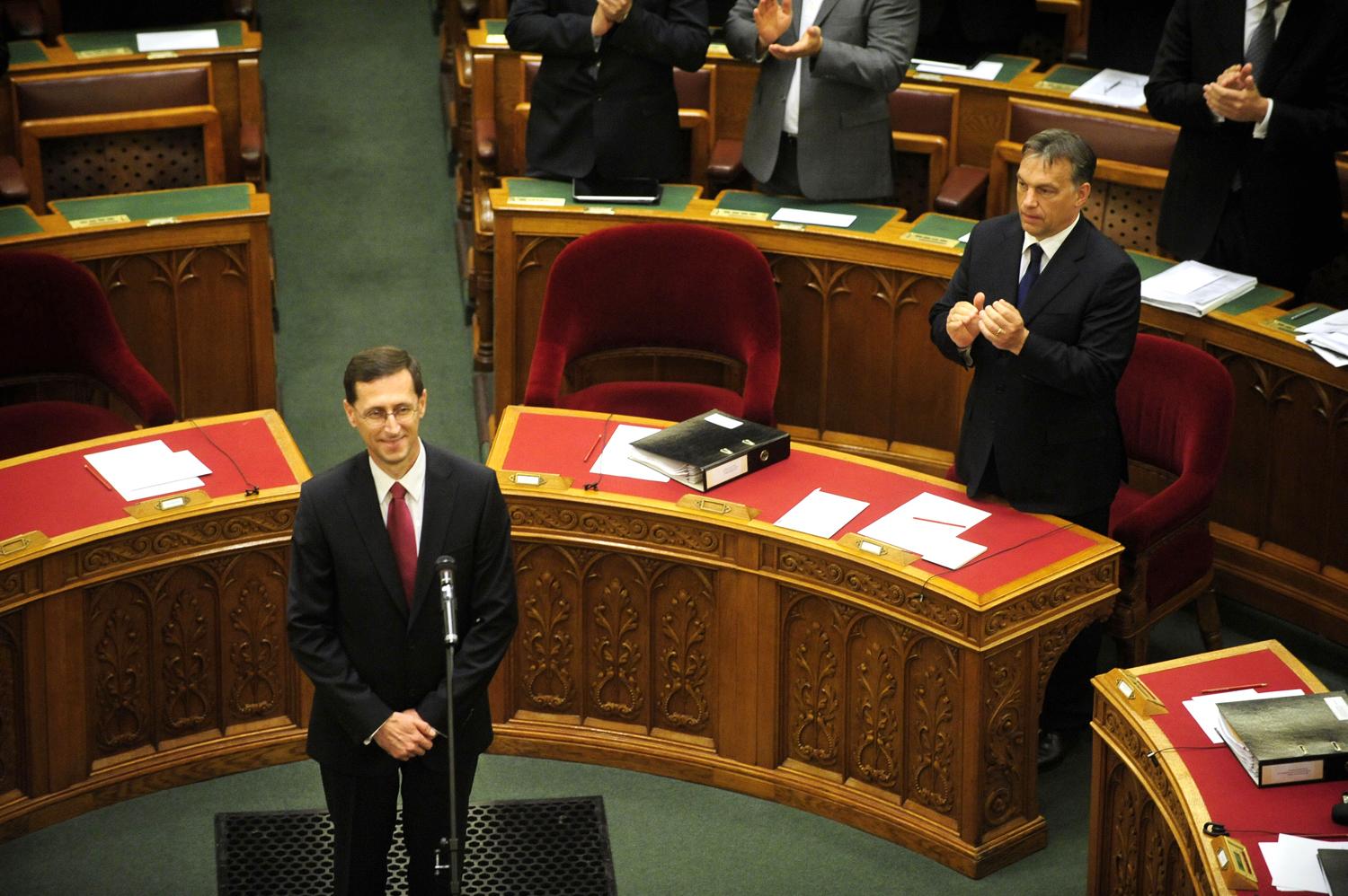 Orbán Varga miinszteri eskütétele alatt. A hatástanuulmányt a kormány rendelte 
