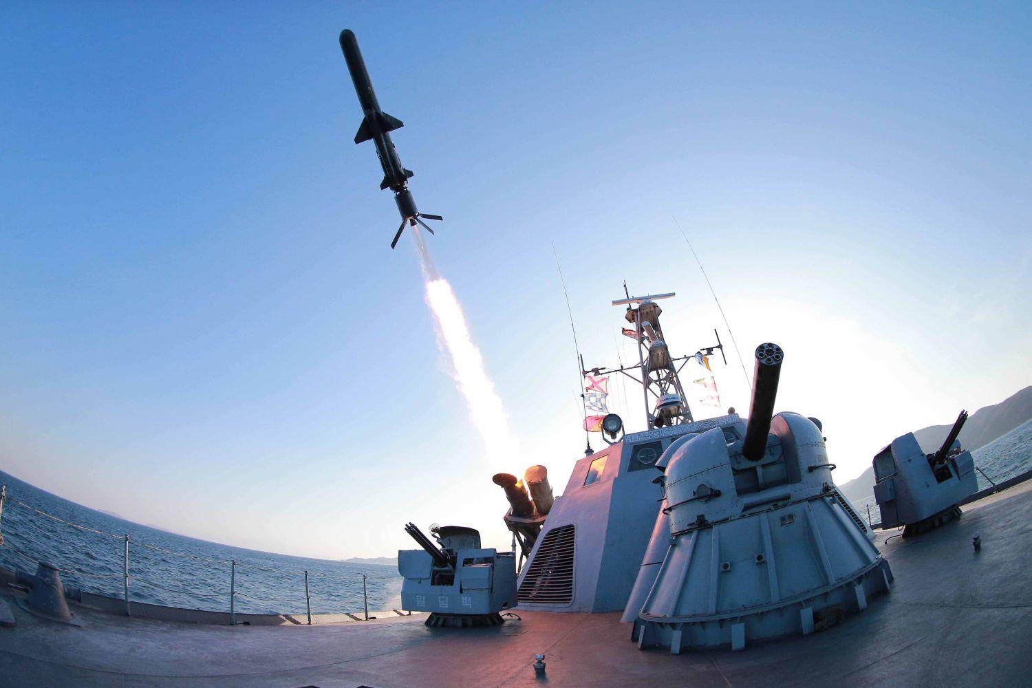 Rakéta indul egy észak-koreai hadihajóról. Elég egy szikra