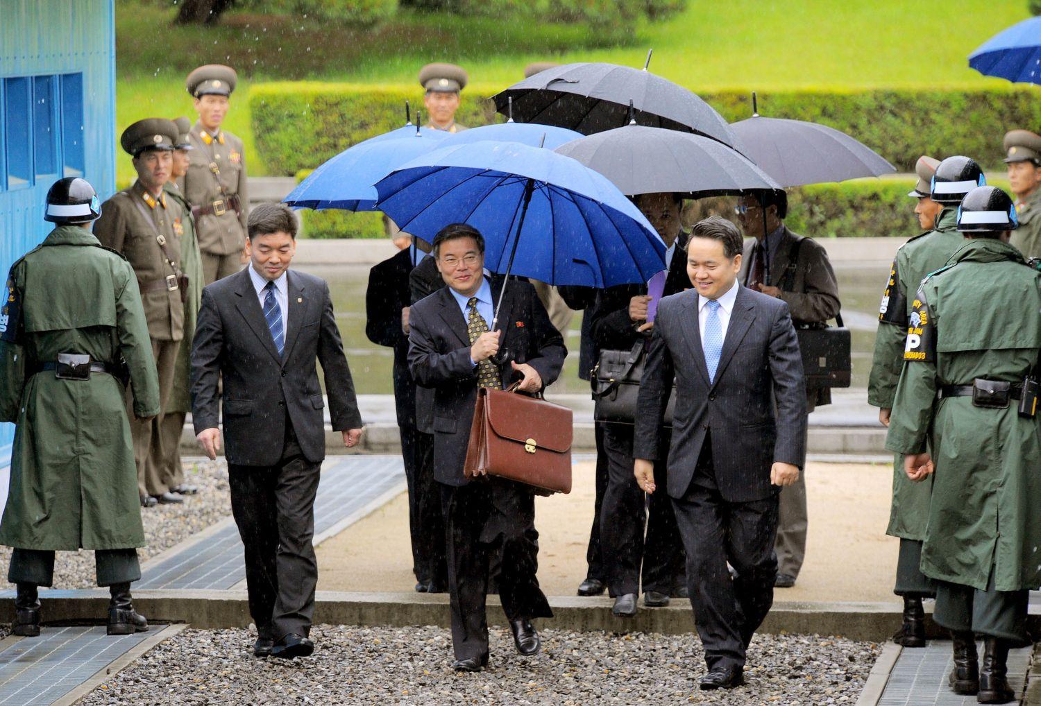 Hjun Hak-bong (középen) szerint hazája azért békeszerető ország