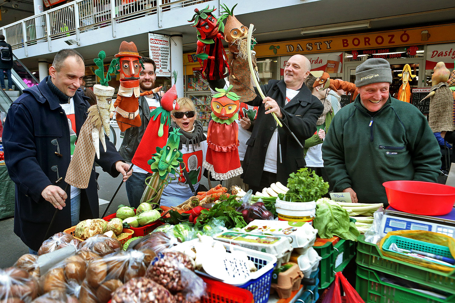 Piaci életkép szombaton a Fény utcában: a Budapest Bábszínház Hagymácska-flashmobja