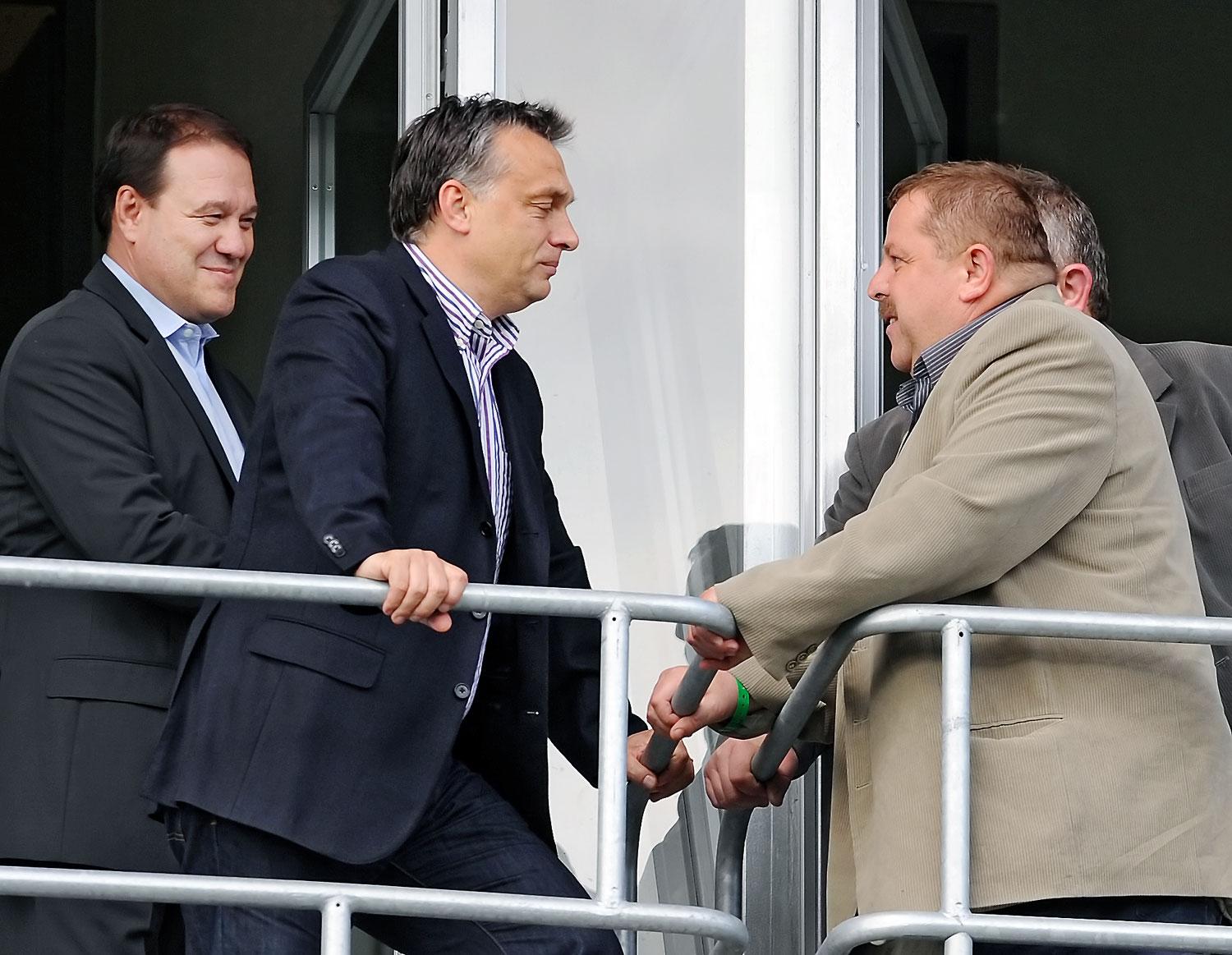 Tarsoly (balra) Orbán Viktor miniszterelnök mögött a győri stadion díszpáholyában