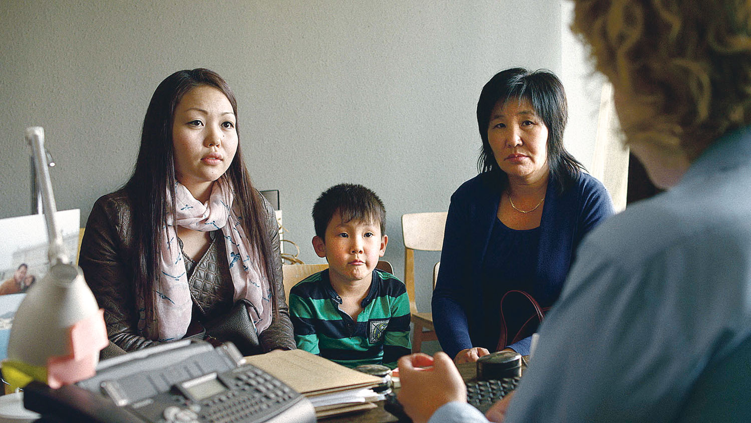 Jelenet a filmből: kínai édesanya és családja a bevándorlási hatóság asztalánál FORGALMAZÓ: CAMPFILM
