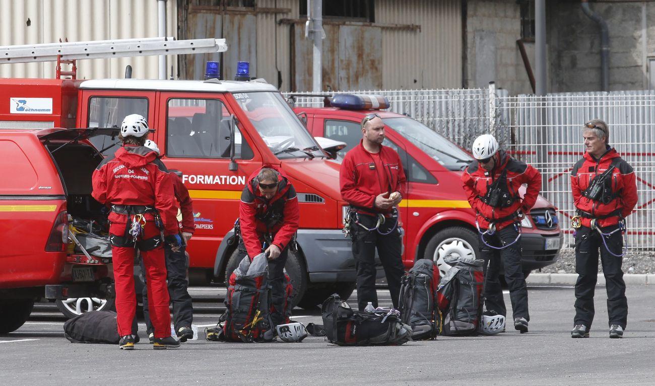 Francia tűzoltók készülődnek a katasztrófa helyszínére