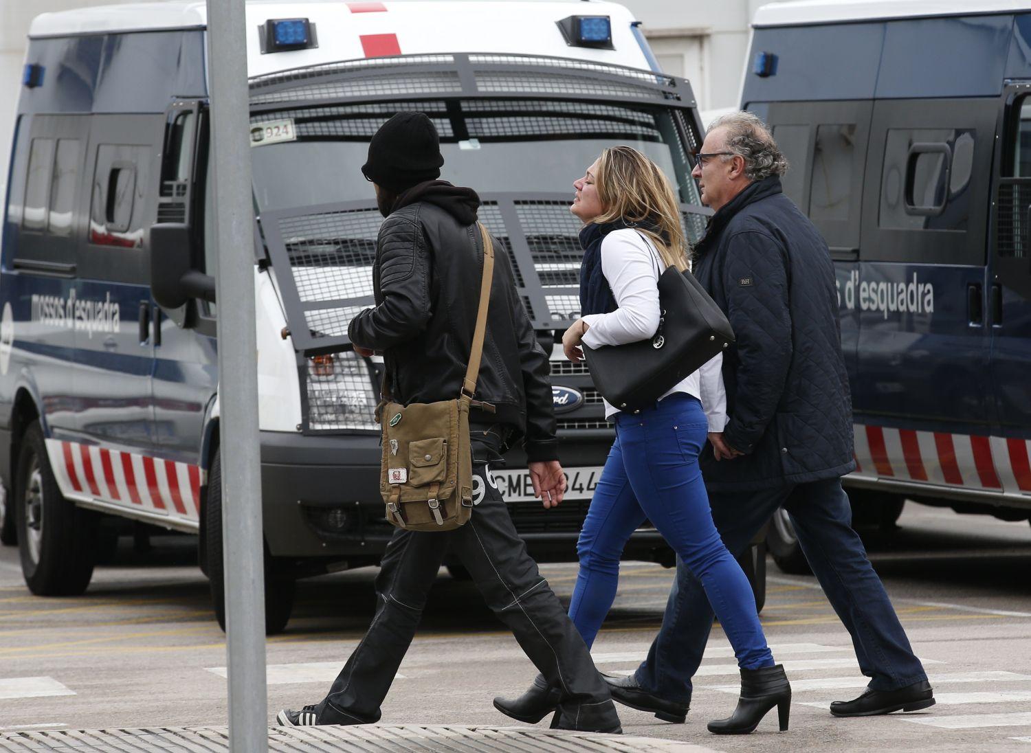 A katasztrófa áldozatainak hozzátartozóit kísérik a barcelonai El Prat repülőtéren