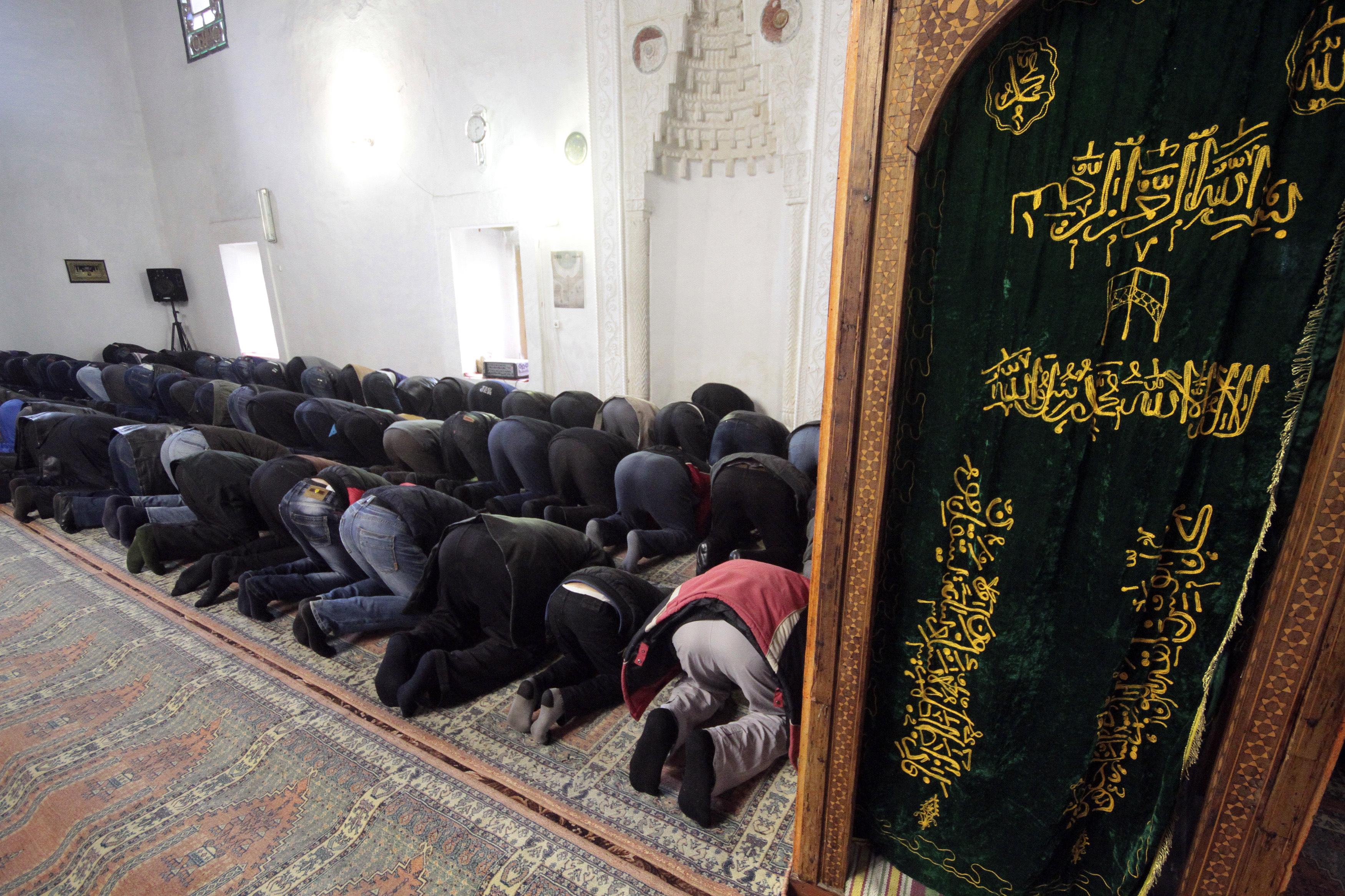 Muszlim tatár férfiak imádkoznak a Nagy Kán Dzsámiban a krími Bahcsiszerájban