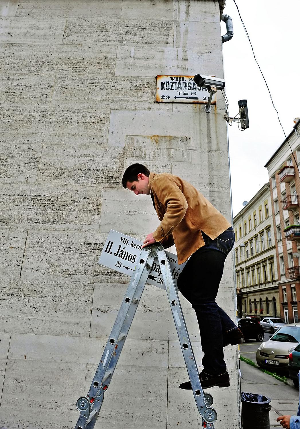A budapesti józsefvárosban Kocsis Máté polgármester saját kezűleg cserélte le az utcanévtáblákat