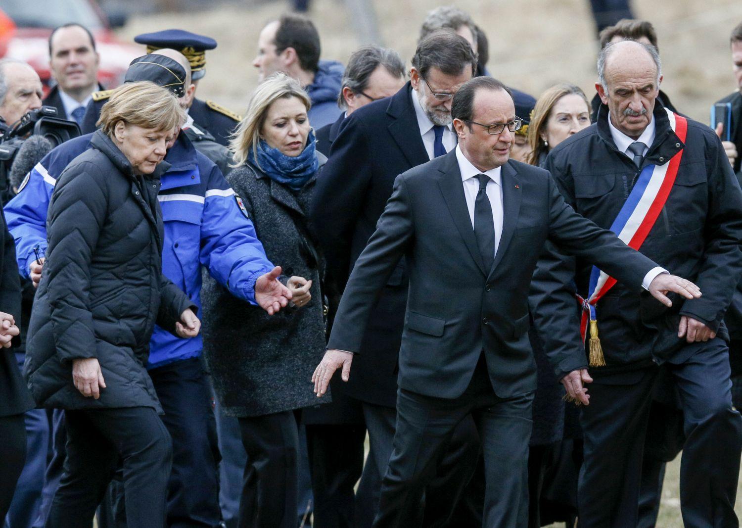 Merkel, Hollande és a francia elnök mögött Rajoy a tragédia helyszínén