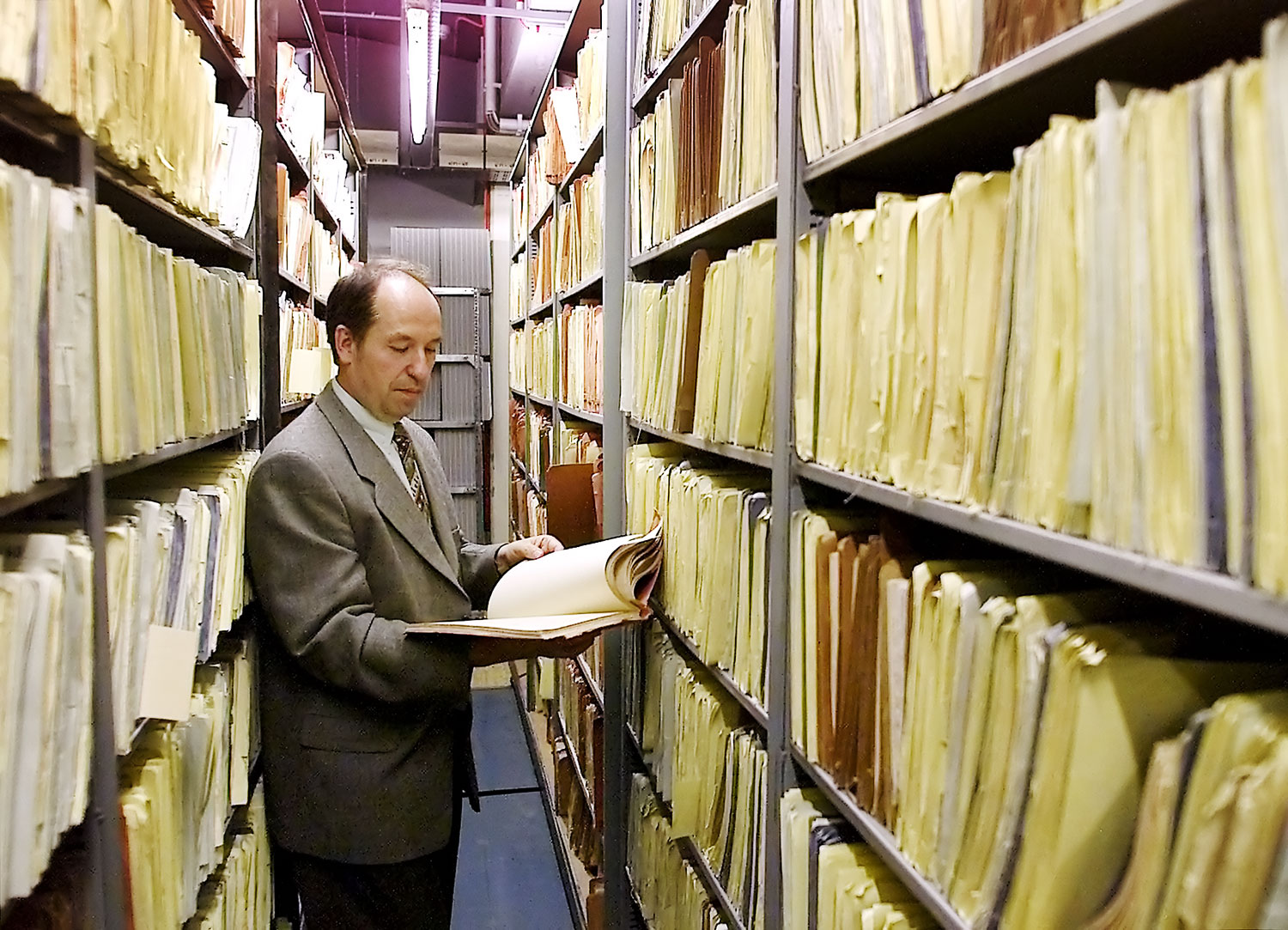 Jobbra a Stasi – kutatható – irattömege