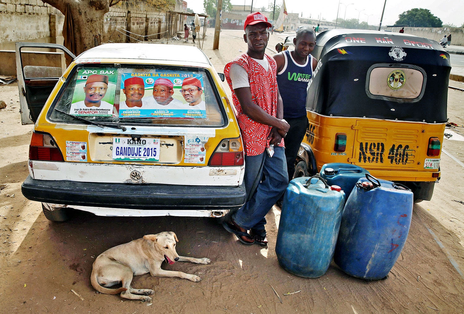 Buhari-plakát egy utcai benzinárusnál