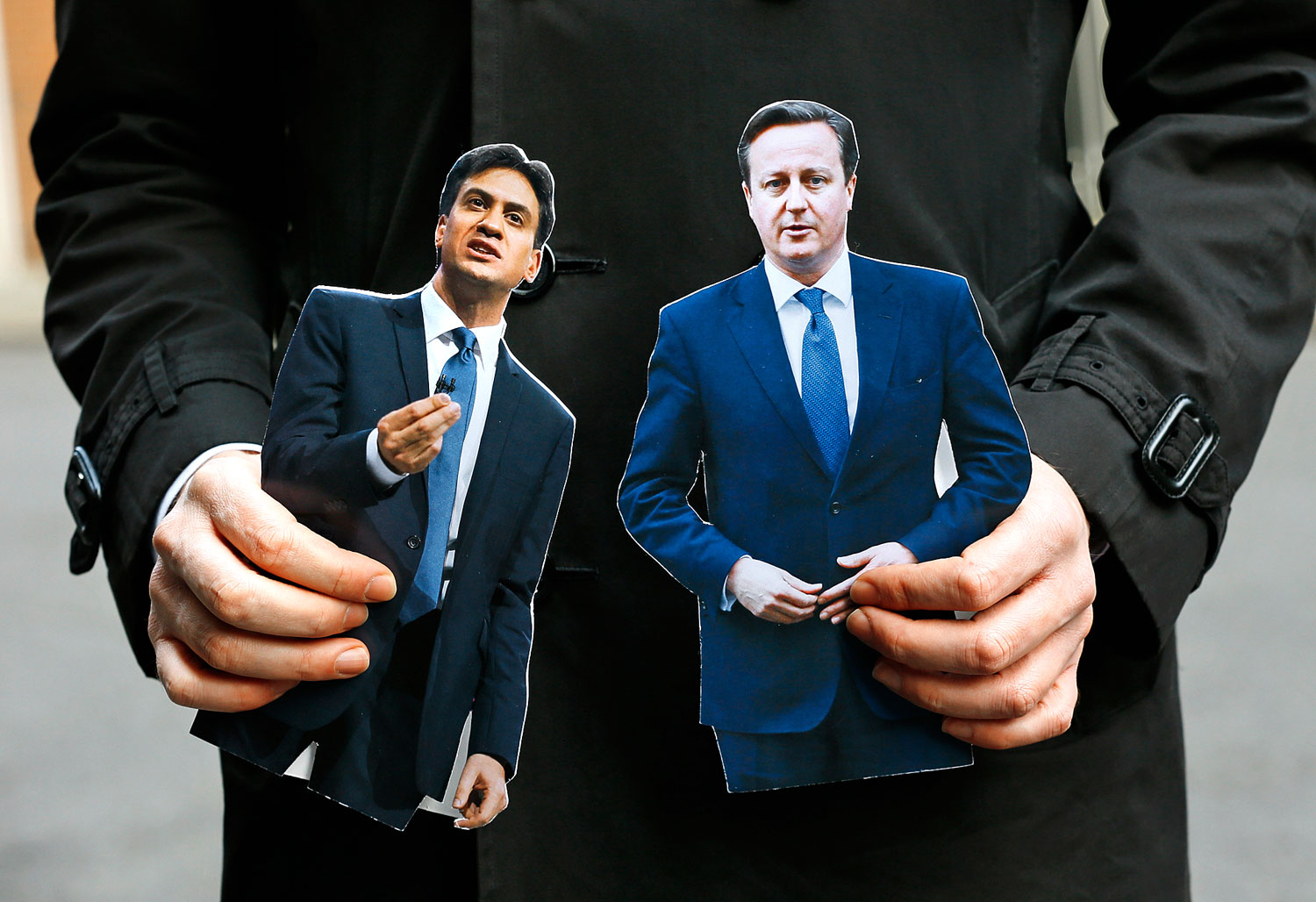Miliband és Cameron papírfigurákként. A brit kormányfő kerüli a tévés vitát