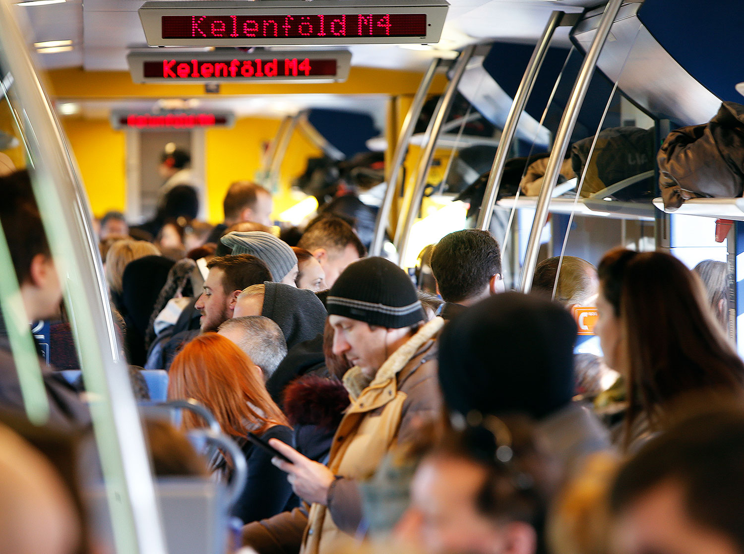 Az utasok egy része nem vesz jegyet – úgysem tudja magát átvágni a tömegen a kalauz