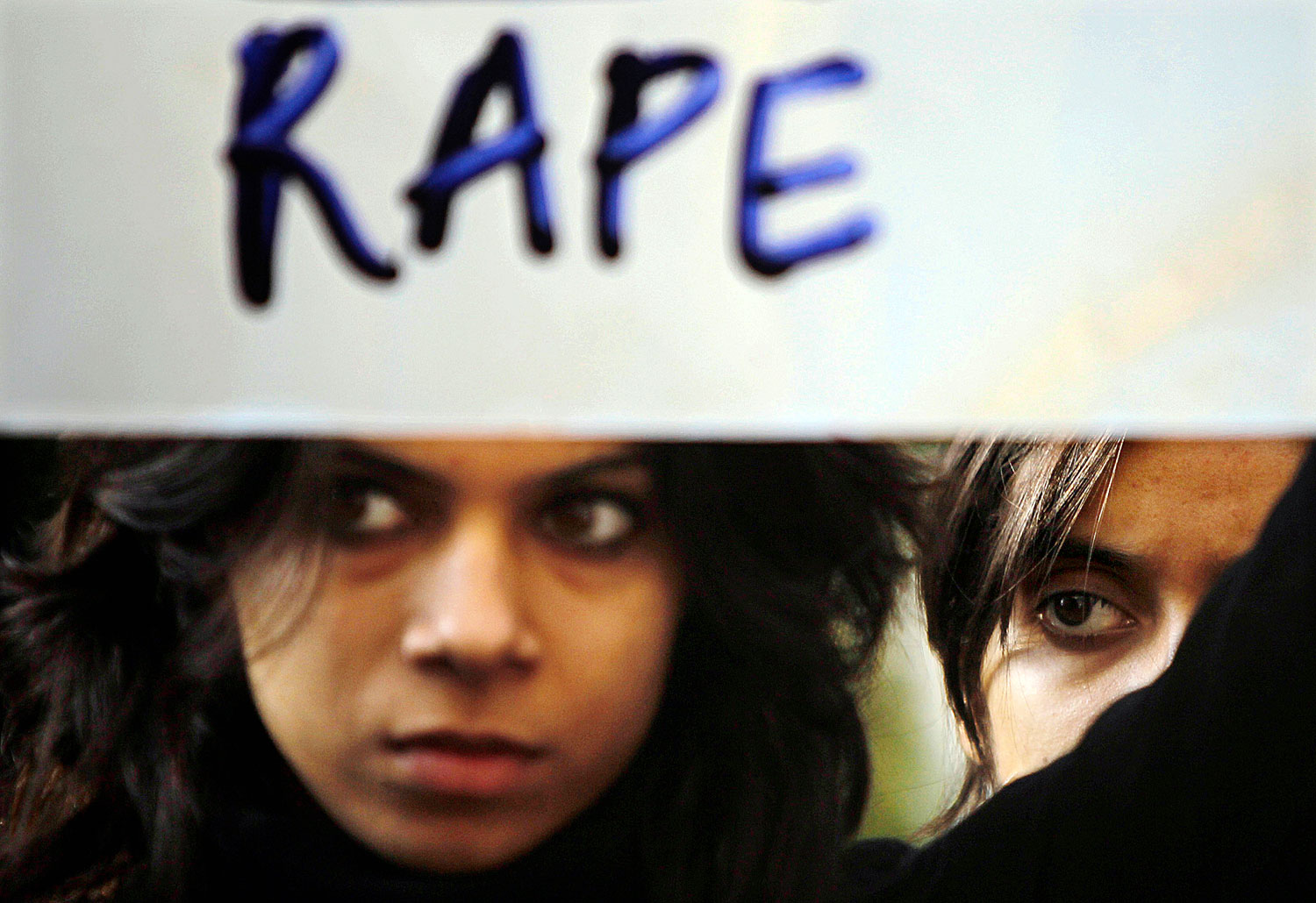 A nemi erőszak ellen tüntetők Újdelhiben