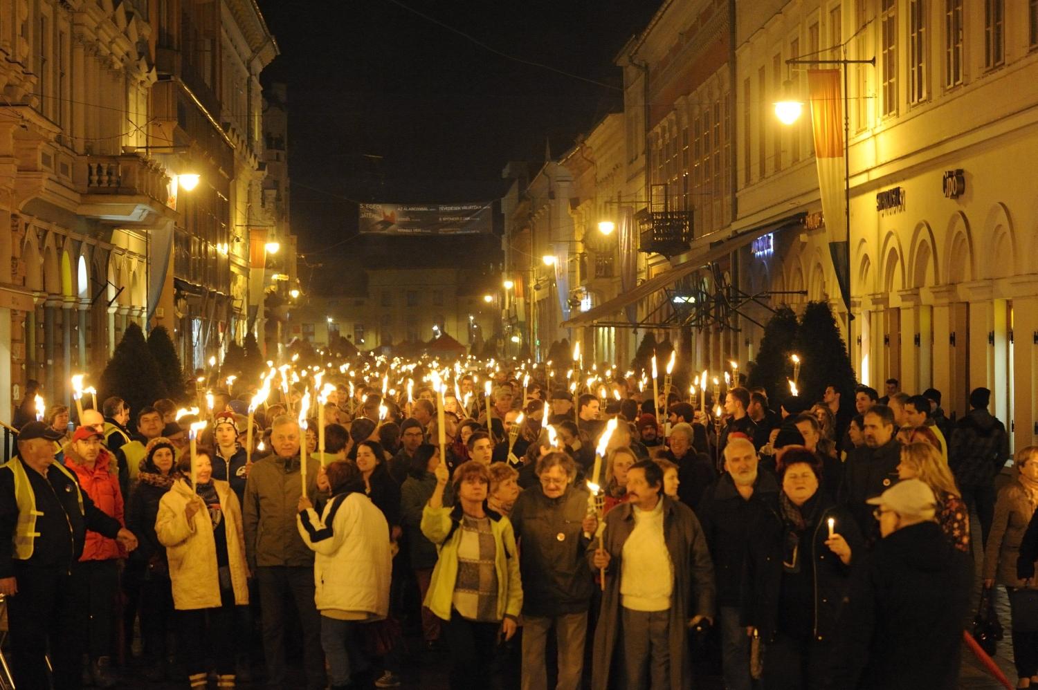 A Ságvári Endre Gyakorló Gimnázium átnevezése elleni fáklyás felvonulás résztvevői a szegedi Széchenyi téren 