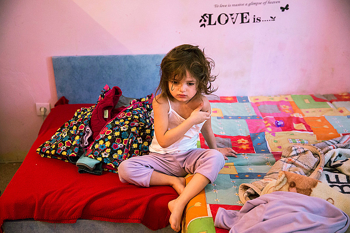 A négyéves Izabella a csepeli átmeneti otthonban ébredezik. Édesapja jegyellenőr a BKV-nál