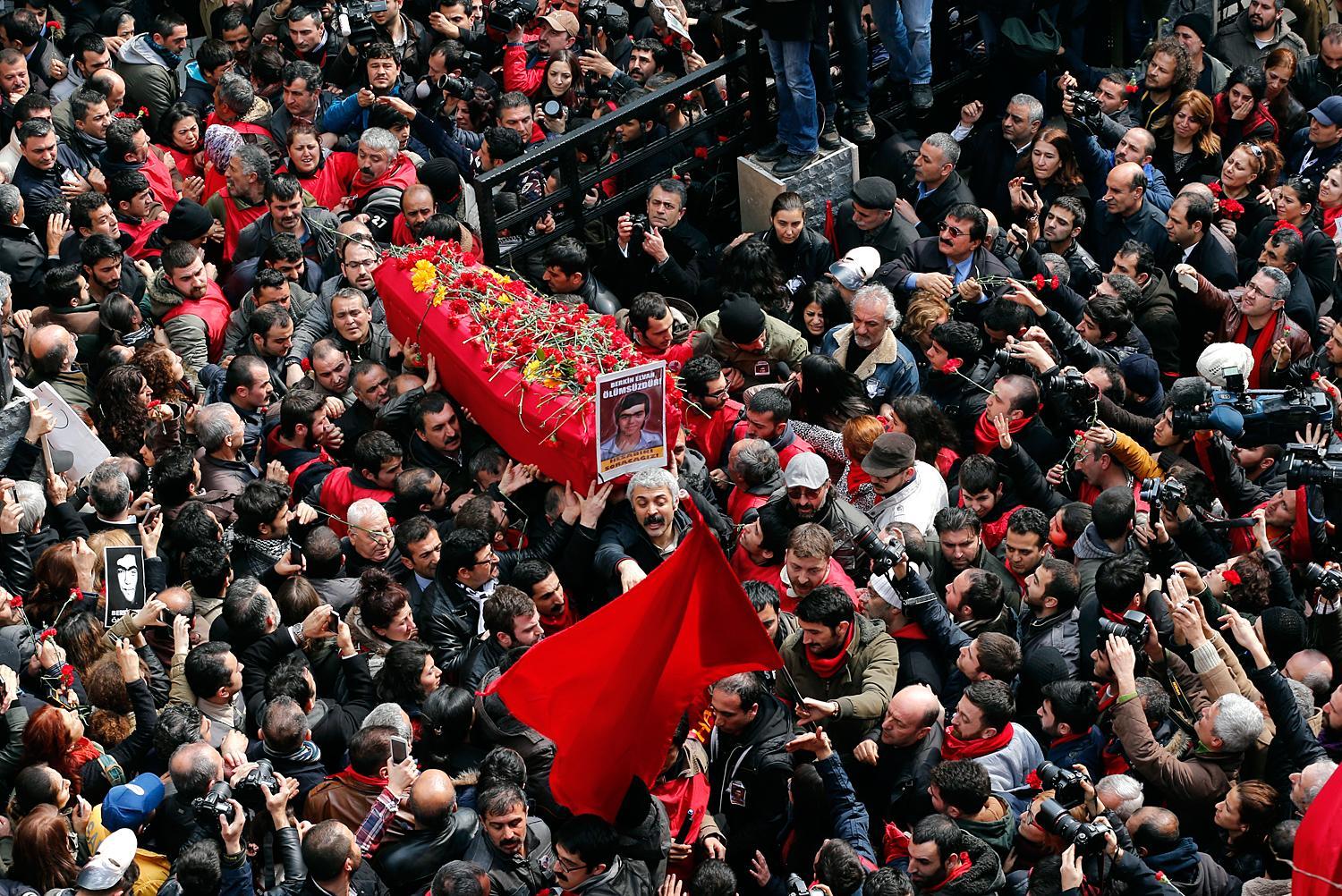 Elvan temetése 2014 márciusában
