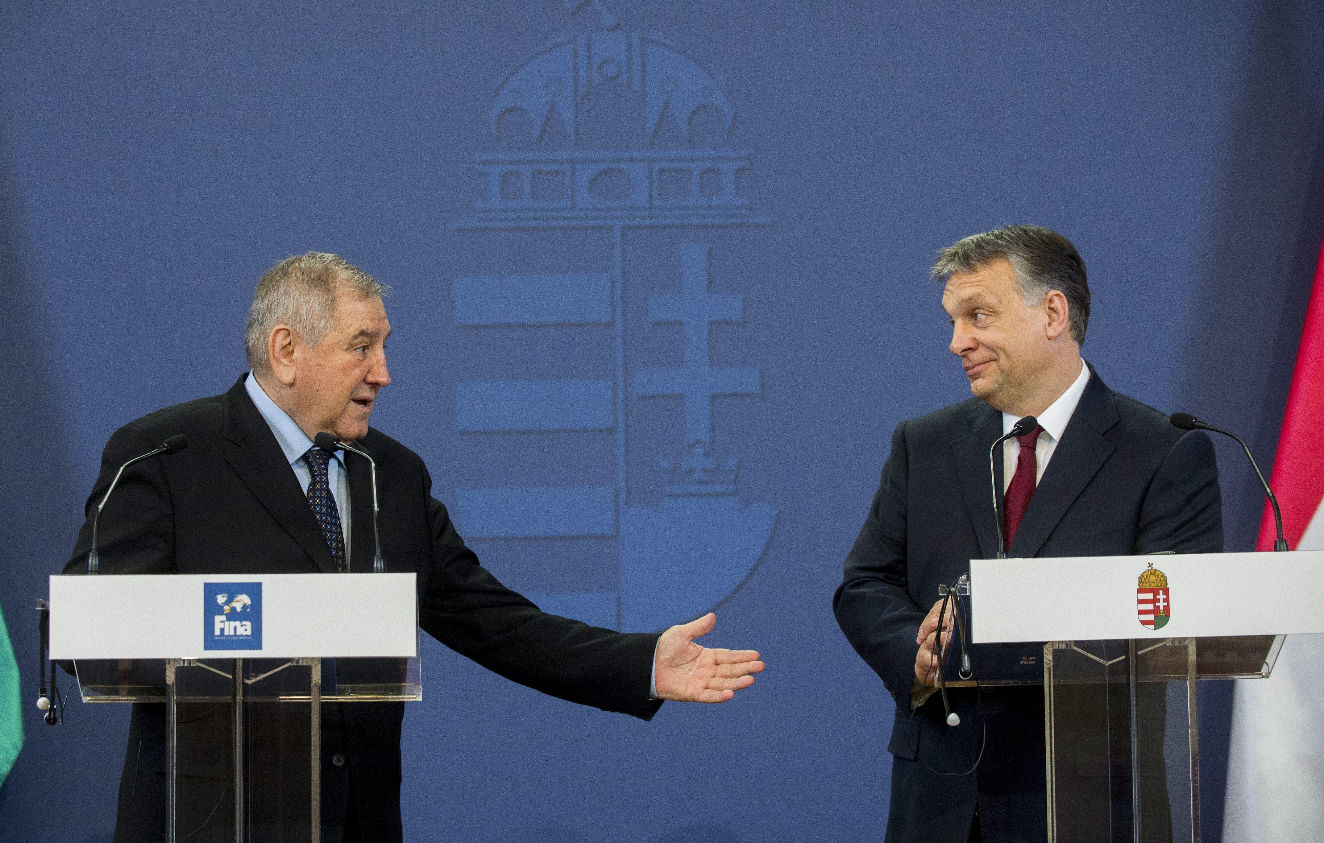 Orbán Viktor miniszterelnök Cornel Marculescuval, a Nemzetközi Úszó Szövetség ügyvezető igazgatójával a március 11-i bejelentéskor
