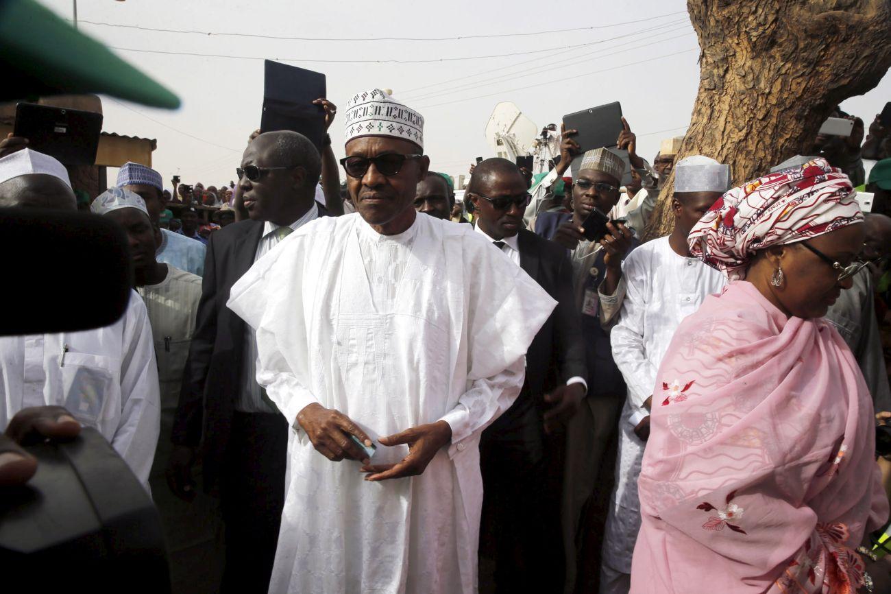 Buhari az elnökválaszstás napján. Kemény kéz, nyugalom